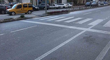 Kontrolden çıkan motosiklet aydınlatma direğine çarptı, ibresi 102 kilometrede takılı kaldı