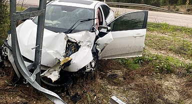 Kontrolden çıkan otomobil elektrik direğine çarptı, 2 kişi yaralandı