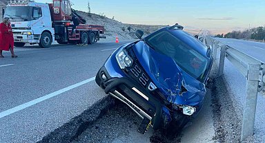 Kontrolden çıkan SUV araç refüje girdi