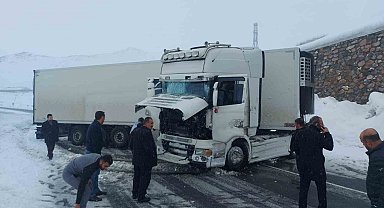 Kontrolden çıkan tır refüje çarptı: 2 yaralı