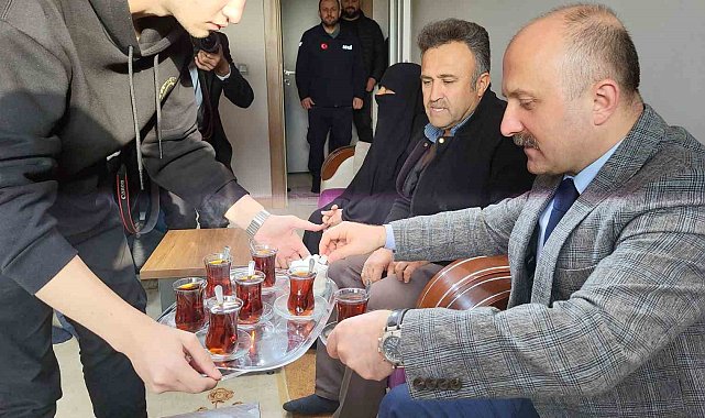 Konuta yerleşen Adıyamanlı depremzede aile ilk misafirini ağırladı