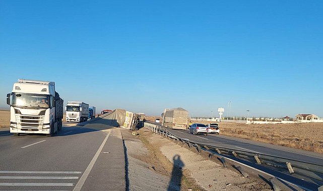 Konya'da buğday yüklü tır devrildi: 1 ölü, 1 yaralı