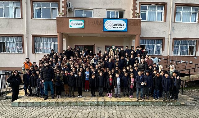 Köy okulu öğrencilerine mont yardımı