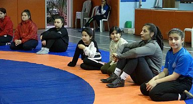 Kozanlı kadın güreşçilerin hedefi olimpiyatlar