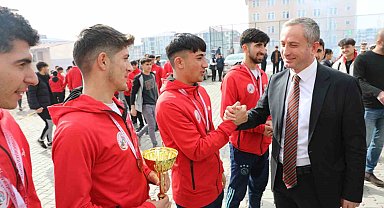 Kros şampiyonları coşkuyla karşılandı