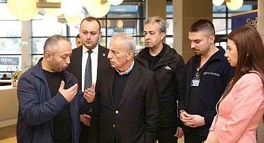Küçükçekmece Belediye Başkanı Kemal Çebi, silahlı saldırıda yaralanan Ebru Güneş'i hastanede ziyaret etti