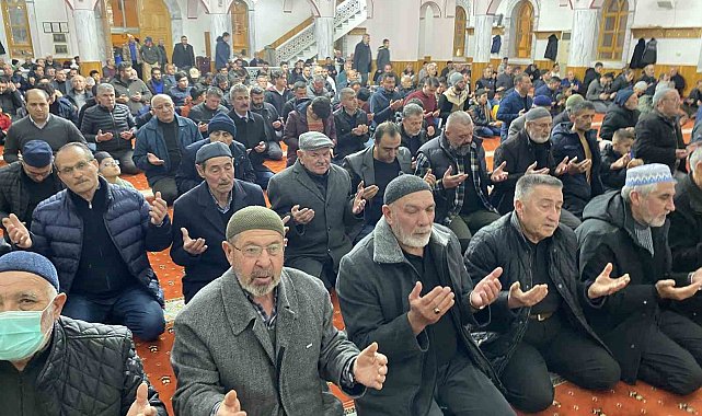 Kulu'da Berat Kandilinde vatandaşlar camileri doldurdu
