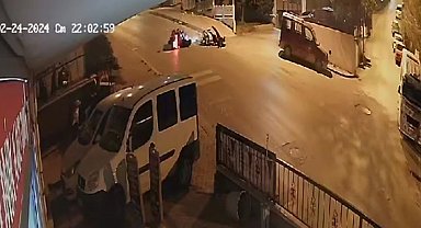 Kuşadası'nda 2 motosiklet kafa kafaya çarpıştı... O anlar kamerada