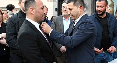Kuşadası'nda CHP'ye katılan İYİ Partililere rozetleri takıldı