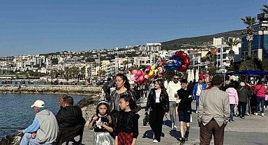 Kuşadası'nda Şubat ayında güneşli hava sahili canlandırdı
