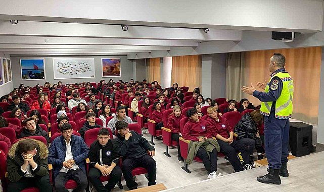 Kuşadası'ndaki öğrencilere trafik eğitimi