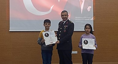 Kütahya İl Jandarma Komutanı Kırbaç'tan, resim yarışması il birincisi öğrenciye ödül