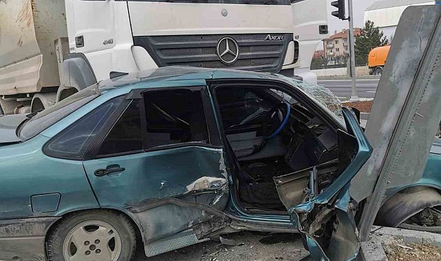 Kütahya'da kamyon ile otomobil çarpıştı: 2 yaralı