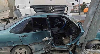 Kütahya'da kamyon ile otomobil çarpıştı: 2 yaralı