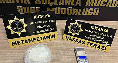 Kütahya'da uyuşturucu bulunan araçtaki 2'si kadın 3 kişi gözaltına alındı
