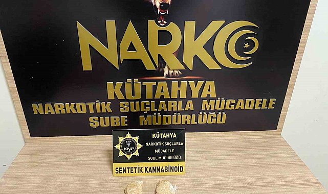 Kütahya'da uyuşturucu kuryesi kadının sütyeninde uyuşturucu bulundu