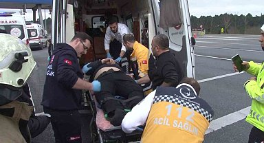Kuzey Marmara Otoyolu'nda ticari taksi gişeye çarptı: 2 ağır yaralı