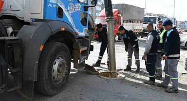 Lapseki'de kanalizasyon temizliği hız kesmeden devam ediyor