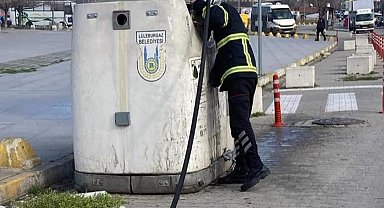 Lüleburgaz'da çöp konteynerinde çıkan yangını itfaiye söndürdü