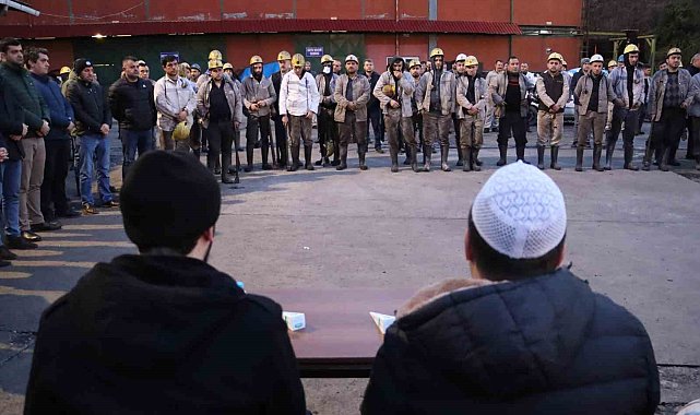 Maden işçileri deprem felaketinde hayatını kaybedenleri dualarla andı