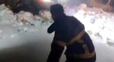 Mahsur kalan vatandaşları itfaiye kurtardı