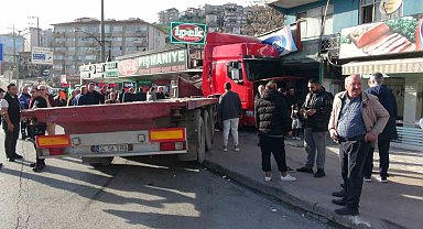 Makaslayan tır çay ocağına daldı: 4 yaralı