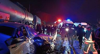 Malatya'da iki otomobil kafa kafaya çarpıştı: 3 yaralı