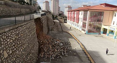 Malatya'da okulun istinat duvarı çöktü