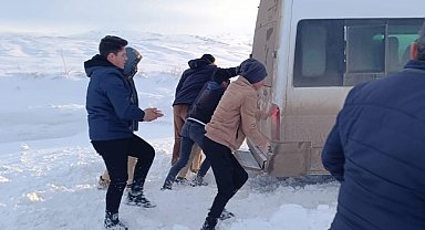 Malazgirt'te tipiden dolayı araçlar yolda kaldı