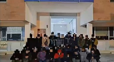 Malzeme yüklü tırdan düzensiz göçmen çıktı