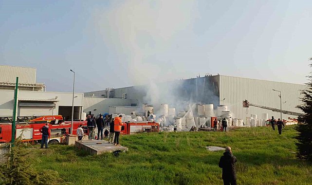 Manisa OSB'deki İpek kağıt fabrikasında çıkan yangın söndürüldü