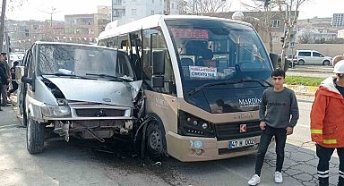 Mardin'de 2 minibüs çarpıştı: 6 yaralı