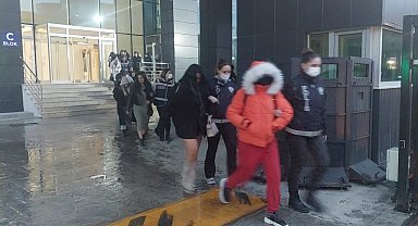 Masaj salonlarına fuhuş operasyonunda 25'i kadın 37 kişi yakalandı