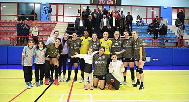 Mavi Kelebekler liderliği kaptırmıyor