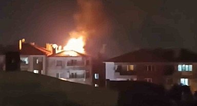 Menteşe'de evin çatısına yıldırım düştü, çatı alev alev yandı