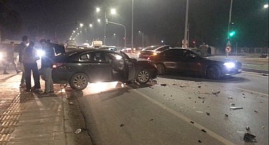 Mersin'de otomobiller çarpıştı: 3 yaralı