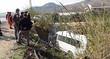 Mersin'de yolcu minibüsü ile otomobil çarpıştı: 1 ölü, 13 yaralı