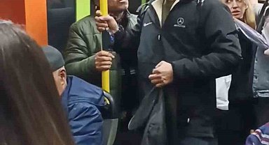 Metroda müzik çalarak para toplayan gençler ile vatandaşlar arasında tartışma çıktı
