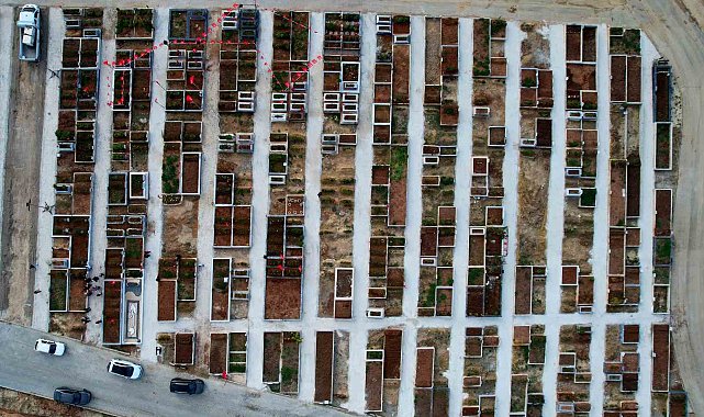 Mezarlıklarda gözyaşları sel oldu