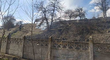 Mezarlıkta otlar alev alev yandı