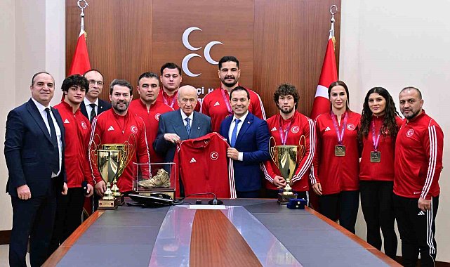 MHP Lideri Bahçeli, şampiyon güreşçileri kabul etti