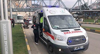 Midibüs ile motosiklet kazasında motokurye ölümden döndü