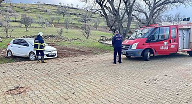 Midyat'ta çamura saplanan aracı itfaiye kurtardı