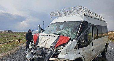 Midyat'ta tanker ile minibüs çarpıştı: 9 yaralı