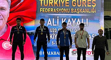 Milli güreşçi madalya ile döndü