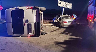 Minibüs ile otomobil çarpıştı: Araçta sıkışan sürücü yaralandı