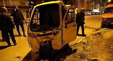 Minibüsle kafa kafaya çarpışan motosikletli kurye yaralandı
