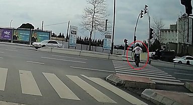 Minibüsün çarptığı motosikletli metrelerce savruldu