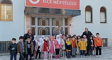 Minik öğrenciler kumbaralarını yardıma muhtaç çocuklar için bağışladı