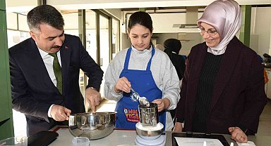 Minik şefler başkan amca ile mutfakta